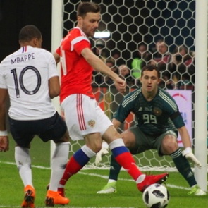 Черчесов нашел объяснение поражению от Франции