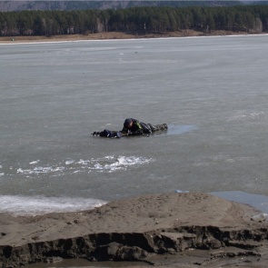 В Железногорске на озере замерз 56-летний рыбак: очевидцы винят спасателей в медлительности