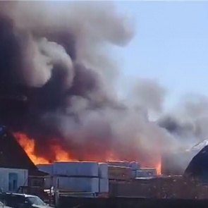 Около Кодинска полыхает лесоперерабатывающий завод: площадь пожара 1000 квадратных метров