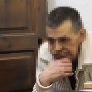 55-летний мужчина обманул двух школьниц и надругался над ними