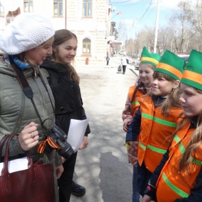 Госавтоинспекторы в Ачинске и школьники присоединились к всероссийской акции «Георгиевская ленточка»