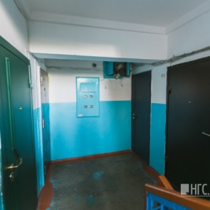 Первоклассница побоялась вернуться домой и день просидела в подъезде