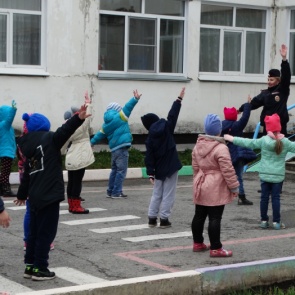 Госавтоинспекторы в Ачинске для дошкольников провели спортивно-познавательное мероприятие «Азбука безопасности»