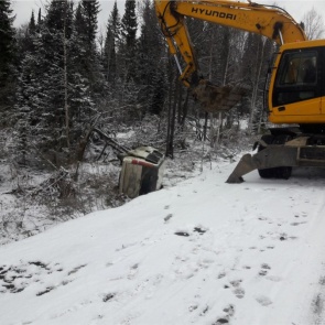 На заснеженной трассе перевернулся микроавтобус с людьми: в полицию о происшествии не сообщили