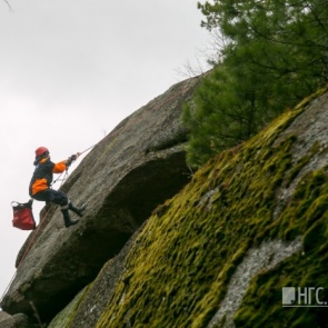 Тело застрявшего в камнях и замёрзшего насмерть мужчины случайно нашли в горах