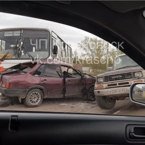 В Красноярске водитель ВАЗ при обгоне по встречке попал под автобус и погиб, еще 3 человека пострадали