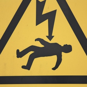 Приехавший к бабушке в гости мальчик упал в огороде и умер от удара током