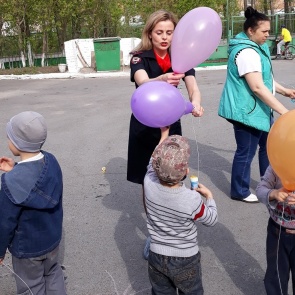 В Ачинске полицейские и воспитанники дома ребенка нарисовали лето
