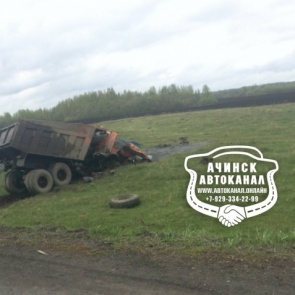 Водитель КАМАЗа неудачно повернул и опрокинулся в кювет: сломаны ребра