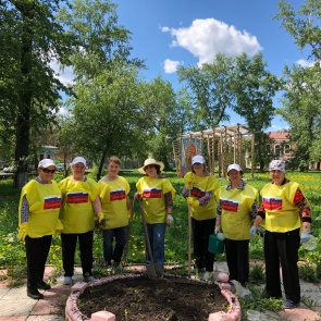 Городские ветераны озеленяют юбилейный Ачинск