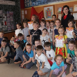 К 300-летию российской полиции: Главный детский полицейский Ачинска Наталья Белова поздравила победителей творческих конкурсов