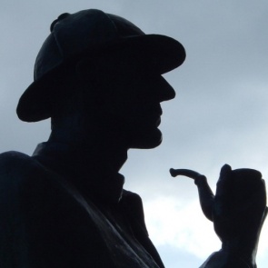 Знаменитый Холмс играет Гамлета, барды поют на набережной, а на дорогах новые перекрытия: среда в Красноярске