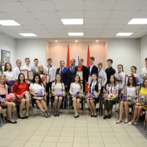 Илай Ахметов вручил премии главы города молодым талантам Ачинска