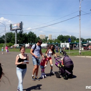 Во всемирный День отца красноярские мамы вышли на забег с колясками