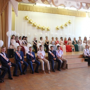 Начальник МО МВД России «Ачинский» Евгений Трофимов поздравил выпускников полицейского класса с окончанием школы