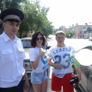 Госавтоинспекторы в Ачинске и радио «Мир» реализовали проект «Возьми все сразу в дорогу»