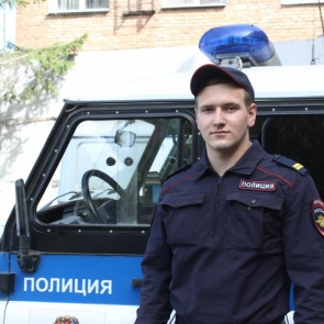 В Красноярском крае полицейский спас несовершеннолетнюю девушку от падения с высоты