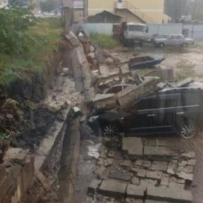 Под Красноярском подпорная стена упала на внедорожник