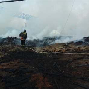 На частной лесопилке в Канске 6 часов тушили очередной крупный пожар