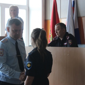 Начальник МО МВД России «Ачинский» Евгений Трофимов поздравил сотрудников полиции с присвоением очередных званий