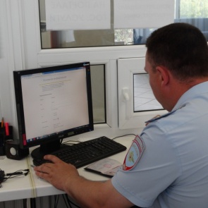 Госавтоинспекторы в Ачинске разъясняют правила замены водительского удостоверения после окончания срока его действия