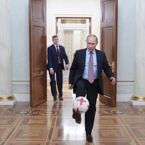 Путин назвал футбол «особым искусством» и заявил о своей верности хоккею