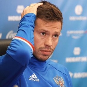 Смолова лишили звания самого сексуального футболиста России