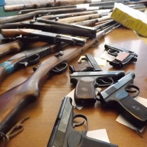 Сотрудники полиции разъясняют порядок добровольной сдачи оружия и боеприпасов на возмездной основе