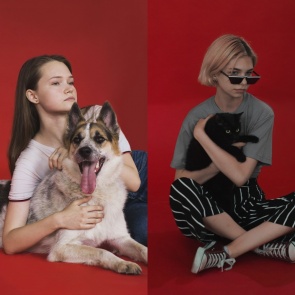 Бездомным котам и собакам устроили красивую фотосессию с моделями