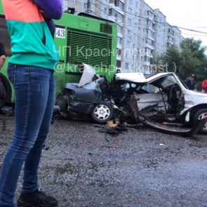В Красноярске несовершеннолетний на «Рено» вмял «Тойоту» в автобус. Водитель погиб