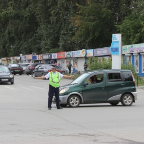 Инспекторы ДПС в Ачинске вручную регулируют движение на перекрестке улиц Мира – Лапенкова
