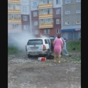 «Машина горит, а внутри дети»: в Красноярске на парковке вспыхнул автомобиль