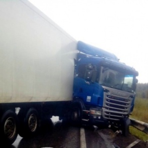 На скользкой трассе Красноярск-Ачинск фуру занесло в отбойник и сложило пополам