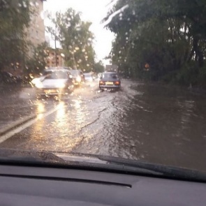 «Чувствуешь себя гондольером»: Красноярск затопило после дождя