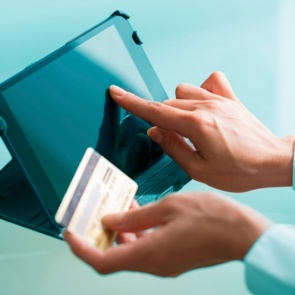 Рассчитывая на получение кредита, женщина перевела мошенникам 150 тысяч рублей в Зеленогорске