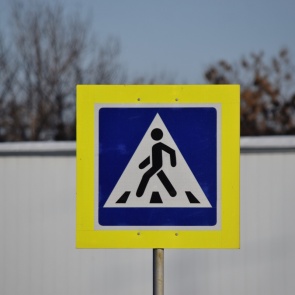 Автополицейские призывают водителей и пешеходов быть внимательными в процессе дорожного движения