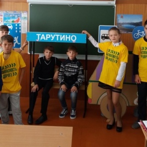 В Ачинском районе школьники изучают ПДД с помощью мобильного автогородка