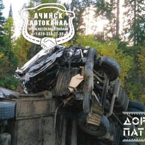 Груженая картоном фура перевернулась в Козульском районе