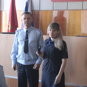 Начальник МО МВД России «Ачинский» Евгений Трофимов вручил сотрудникам полиции очередные специальные офицерские звания