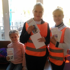 Госавтоинспекторы и юные волонтеры подарили школьникам световозвращающие брелоки