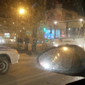 В Ачинске автобус сбил выбежавшую на красный свет школьницу в капюшоне и в наушниках