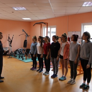 В Ачинске стражи порядка и общественники приняли зачеты по физической подготовке у учащихся полицейского класса