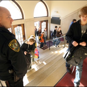 После трагедии в Керчи в красноярских школах массово проверят безопасность