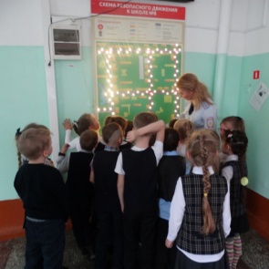 Госавтоинспекторы в Ачинске проходят с учащимися по маршруту дорожной безопасности