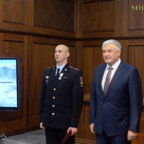 Начальник красноярского спецназа получил медаль от главы МВД за спасение школьницы из тайги