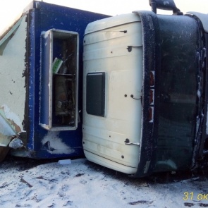 Под Назарово опрокинутая набок фура более 5 часов ждёт помощи