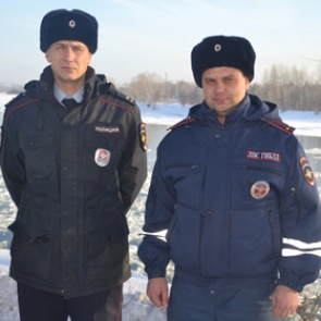 Российские полицейские снежками спасли жилой дом от пожара