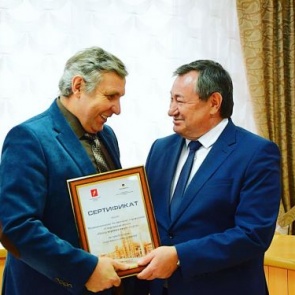 Илай Ахметов вручил социальным учреждениям 11 грантовых сертификатов АО «АНПЗ ВНК» на сумму более 17,5 миллионов рублей