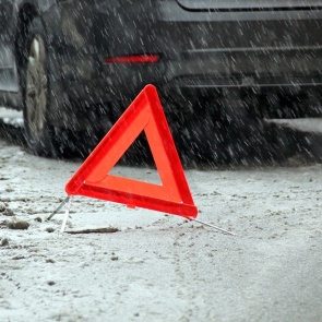 На севере Красноярского края микроавтобус с подростками врезался в КамАЗ. Двое погибших