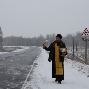 Опасный участок красноярской трассы освятил настоятель храма